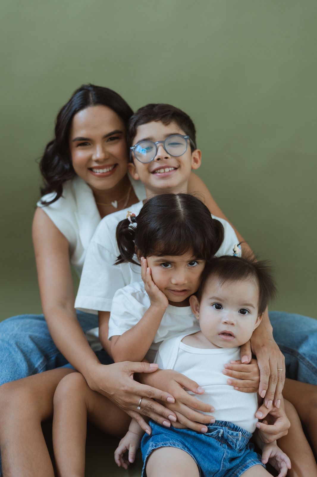 Fotografia real da mãe com os três filhos, família em que o aplicativo foi desenvolvido e testado inicialmente.