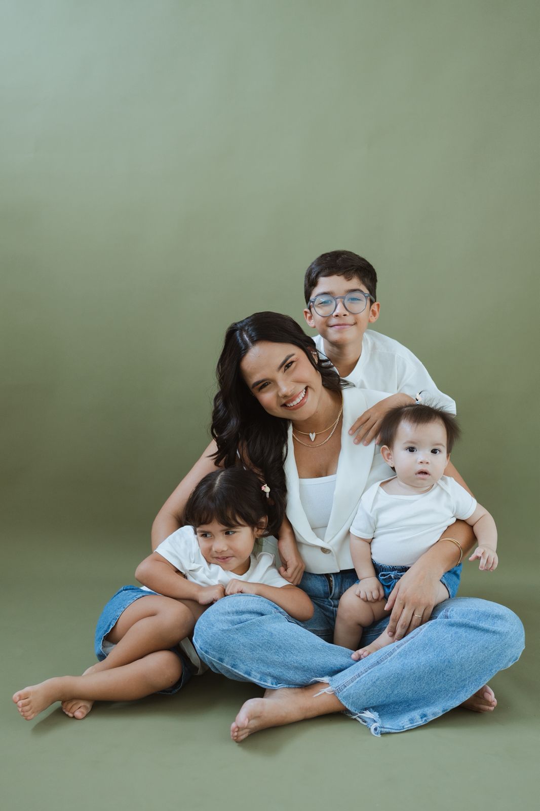 Fotografia real da mãe e dos três filhos da família em que o Rotina Sem Briga foi criado.